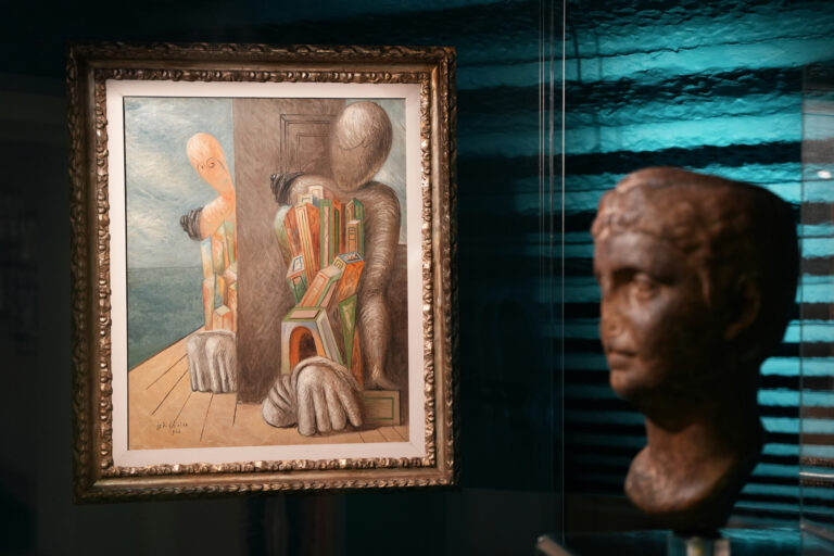 Manichini in riva al mare di Giorgio de Chirico alle Collezioni del Novecento di Pistoia