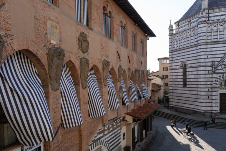 Daniel Buren torna a Pistoia per la presentazione del libro sulla sua mostra aperta a Palazzo Buontalenti
